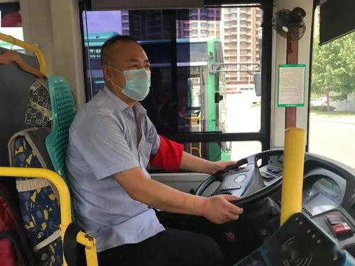 【舆情监测分析】河南一公交司机拒绝有异味老人上车：看你臭死了，回家洗洗衣服吧