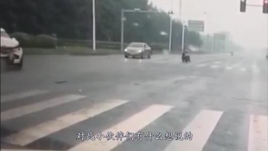 【网络舆情热点】三轮车闯红灯撞轿车  轿车驾驶人逃逸